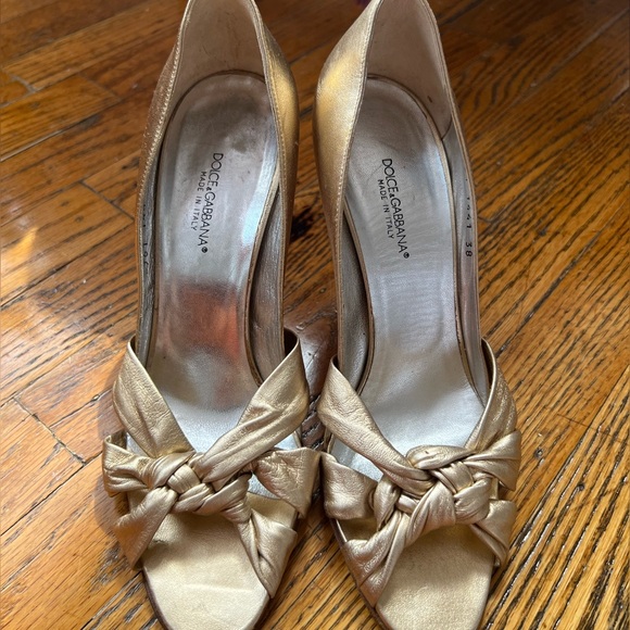 Dolce & Gabbana Gold Knot Heels - Picture 1 of 3